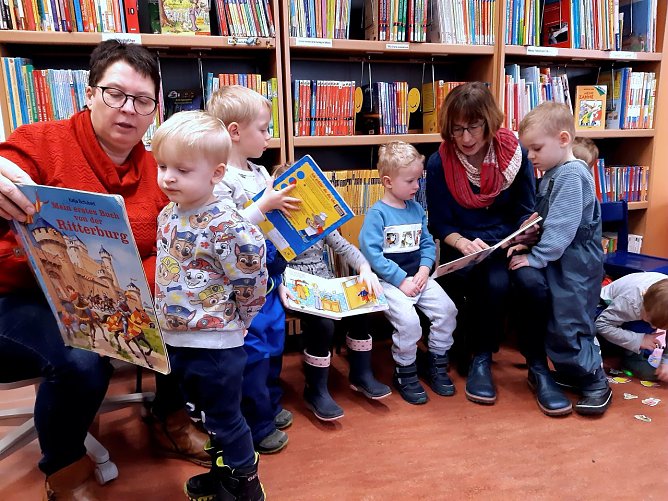 Viel Spa&szlig; hatten die Steppkes mit ihren Erzieherinnen zwischen den gro&szlig;en B&uuml;cherregalen der Worbiser Bibliothek. (Foto: Elke R&auml;uber/Stadt Leinefelde-Worbis)