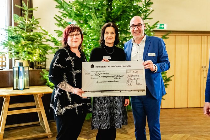 Einrichtung im Kyffh&auml;userkreis erh&auml;lt bei Weihnachtsfeier Spendenscheck von Vertretern des NUV (Foto: Christoph Keil)