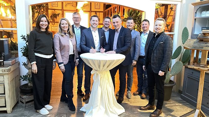 Von links: Peggy Hunold, Carina Schmidt-Pf&ouml;rtner, Andr&eacute; Materlik, Christian Hotze, Thomas Seeber, Niels Neu, Sascha Albertsmeyer, Ingo Steinicke und Marcel K&uuml;bler (Foto: NUV)