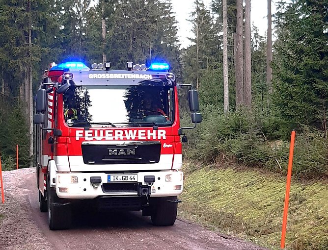 Brennt es, geht auch im Wald nichts ohne Feuerwehr! Die Waldbrandbek&auml;mpfung muss von den Experten durchgef&uuml;hrt werden. Forstleute unterst&uuml;tzen organisatorisch wie technisch und helfen bei der abschlie&szlig;enden Brandwache (Foto: Dr. Horst Spro&szlig;mann)