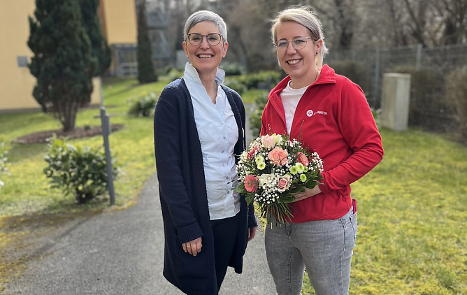  Frau Ga&szlig;mann hei&szlig;t Frau Kuna in ihrer neuen Position herzlich willkommen (Foto: Johanniter)
