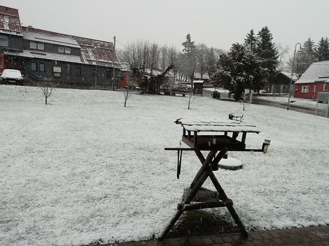In Sophienhof kam gestern der Winter noch einmal zur&uuml;ck (Foto: W. J&ouml;rgens)