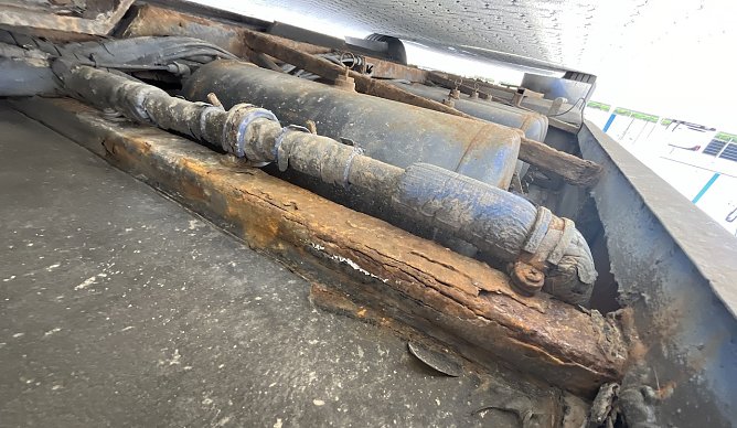 Hat schon deutlich bessere Zeiten erlebt: Lettischer Reisebus in katastrophalem Zustand (Foto: Autobahnpolizei)