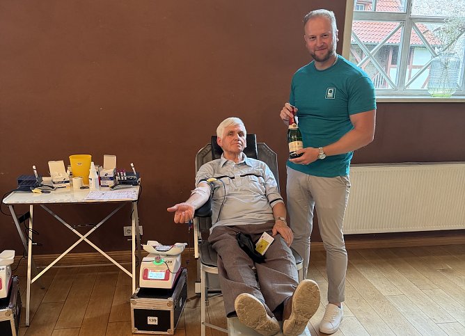 Thomas M&uuml;lverstedt gratuliert Detlef Letz und schenkt ihm etwas zum Blutauff&uuml;llen (Foto: Institut f&uuml;r Transfusionsmedizin Suhl)