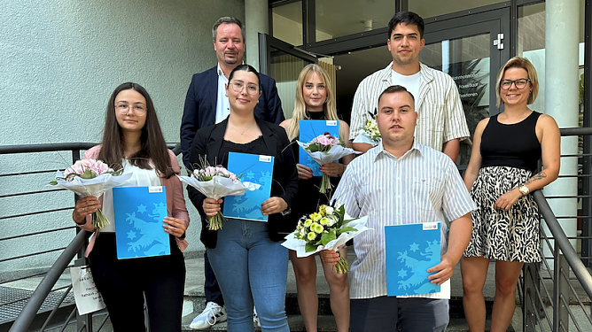 Die frisch gebackenen Verwaltungsfachangestellten Antonia Glahn, Alina Dielenschneider, Lucia Bosold, Adrian Kohl und Patrick Fahrig mit B&uuml;rgermeister Christian Zwingmann und der Personalratsvorsitzenden Nicole Hebestreit. (Foto: Ulrike Rittmeyer/Stadt Leinefelde-Worbis )