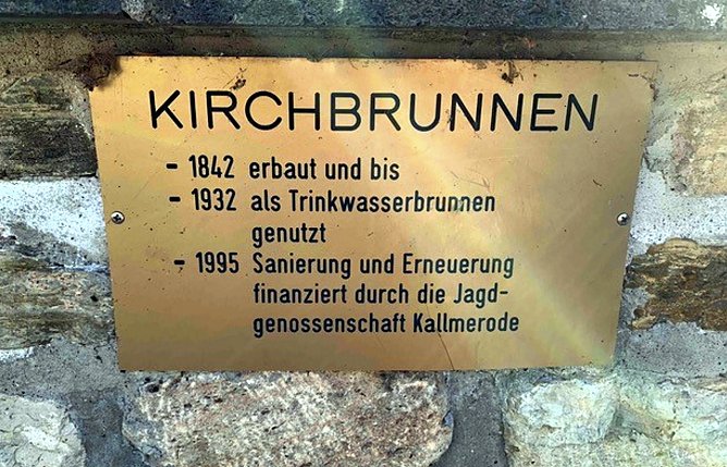 Schild am Brunnen in Kallmerode (Foto: R.Wei&szlig;bach)