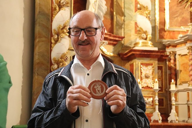 Herr Joseph Wegerich aus H&uuml;pstedt wurde mit der Bonifatiusplakette geehrt (Foto: Pfarrer G. C. Haase)