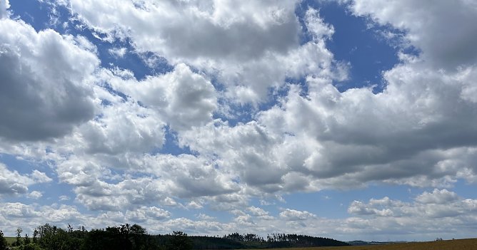 Dicht bew&ouml;lkt, k&uuml;hl und regnerisch pr&auml;sentiert sich der Feiertag (Foto: oas)