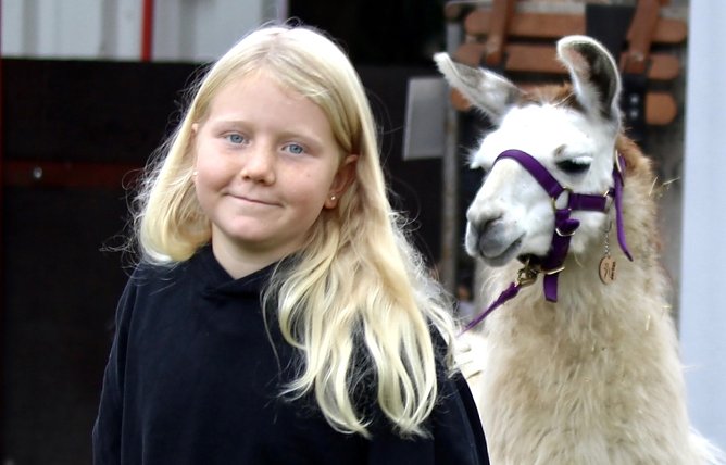 Meta mit Lama Boreos (Foto: Eva Maria Wiegand)