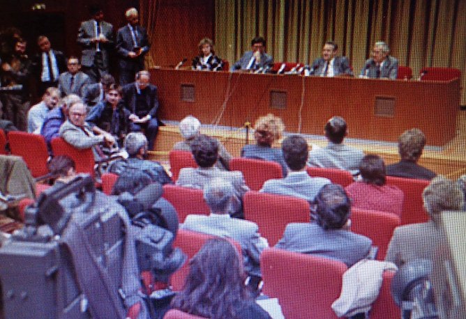 Der entscheidende Moment im Bild. Schabowski: "Sofort, unverzüglich!" (Foto: HG Backhaus) Der entscheidende Moment im Bild. Schabowski: "Sofort, unverzüglich!" (Foto: HG Backhaus)