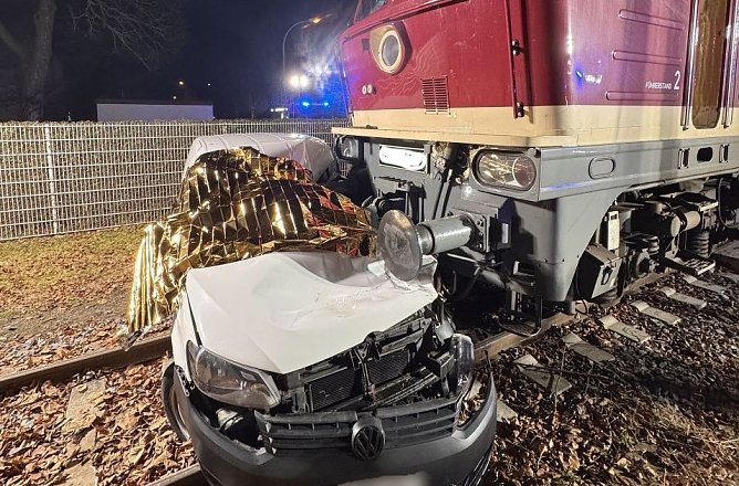 Unfall am Bahn&uuml;bergang in Bad Langensalza (Foto: Feuerwehr Bad Langensalza)
