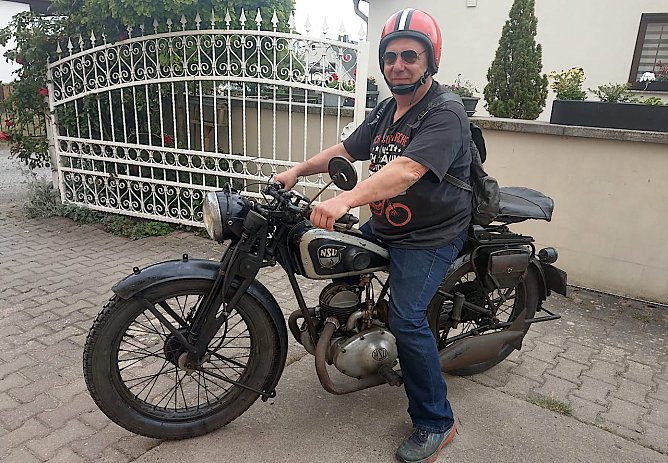 Marcel Impens auf einem seiner liebevoll gepflegten Sammlerst&uuml;cke (Foto: H.Rein)