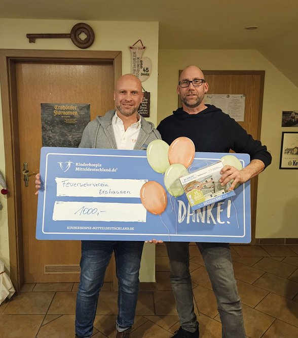 v.l.: Marcus Czeromin (Kinderhospiz Mitteldeutschland) und Tino H&uuml;benthal (Feuerwehrverein Ershausen) (Foto: Feuerwehrverein Ershausen)
