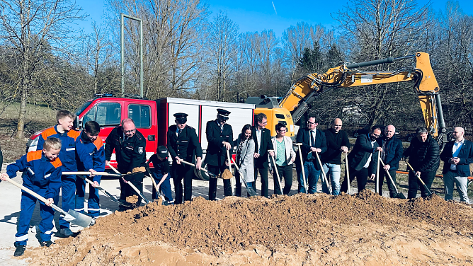 Spatenstich fürs Feuerwehrgerätehaus (Foto: J.Amonat) Spatenstich fürs Feuerwehrgerätehaus (Foto: J.Amonat)