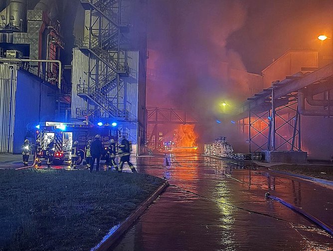Brand eines LKW heute Nacht (Foto: Feuerwehr Deuna) Brand eines LKW heute Nacht (Foto: Feuerwehr Deuna)