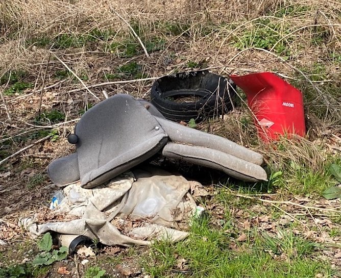 R&uuml;cksichtslos! M&uuml;llentsorgung in der Natur (Foto: Wolfgang Lehmann)