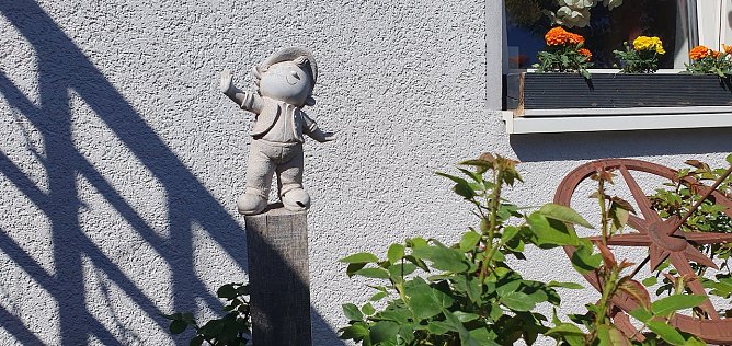 Vorgarten im Fr&uuml;hling (1) (Foto: H. Liesegang)