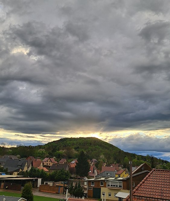 Beeindruckende Wolken auf dem Frauenberg in Sondershausen (Foto: Marina H&ouml;xtermann)