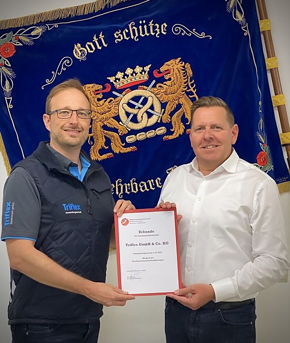 (v.l.) Gebietsleiter Th&uuml;ringen Dachdeckerhandwerk Timo Bartholom&auml;us, stv. Hauptgesch&auml;ftsf&uuml;hrer der Kreishandwerkerschaft Nordth&uuml;ringen Marc Weinrich (Foto: Kreishandwerkerschaft Nordth&uuml;ringen )