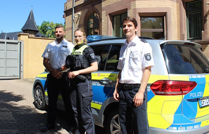 Polizeoberkommissar Kevin Clemen, Auszubildende Ronja Schr&ouml;der und Polizeirat Marcus B&uuml;rgel im Hof der Bad Langensalzaer Wache (Foto: oas)