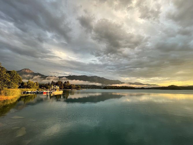 Faaker See am Abend (Foto: Katrin Brauer) Faaker See am Abend (Foto: Katrin Brauer)