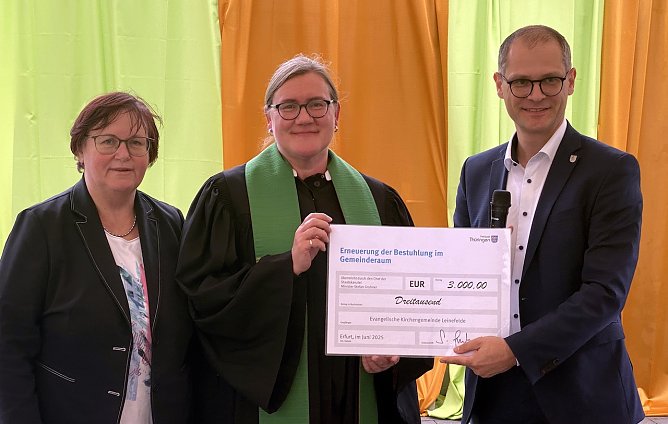 Spendenscheck wird übergeben (Foto: R.Englert) Spendenscheck wird übergeben (Foto: R.Englert)