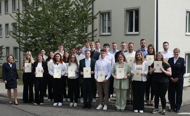 Die neuen Zollanwärter begannen Gestern in Erfurt ihre Ausbildung (Foto: Hauptzollamt Erfurt) Die neuen Zollanwärter begannen Gestern in Erfurt ihre Ausbildung (Foto: Hauptzollamt Erfurt)