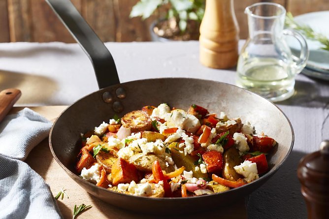 Immun-Booster mit Soulfood-Charakter: Die Kartoffel-K&uuml;rbis-Feta-Pfanne stimmt geschmacklich auf den Herbst ein und st&auml;rkt den K&ouml;rper mit wertvollen N&auml;hrstoffen. (Foto: KMG)