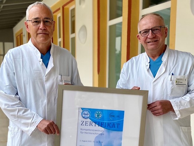 Leitender Oberarzt Dr. med. Michael Klaus sowie Chefarzt Dr. med. Lutz Pickart der Klinik f&uuml;r Allgemein-, Viszeral- und Gef&auml;&szlig;chirurgie, Proktologie (Foto: Eichsfeld Klinikum/C.Reich)