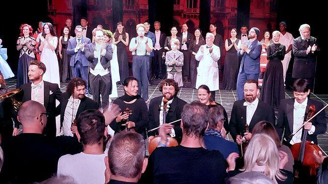 Dank des Publikums an die K&uuml;nstler (Foto: nnz)