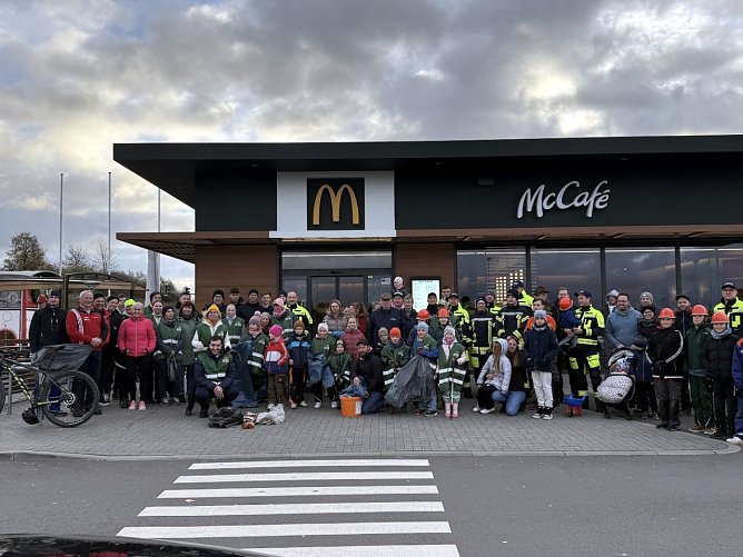 &Uuml;ber 60 Helfer fanden sich f&uuml;r die M&uuml;llsammelaktion in Breitenbach (Foto: Stadt Leinefelde-Worbis)