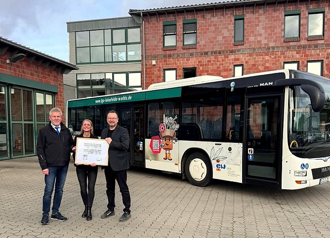 LGS-Gesch&auml;ftsf&uuml;hrer Stefan Nolte (rechts) nahm den Bus feierlich von Oliver Puff und Mariana Kohlhause entgegen. (Foto: Anna Brandt)
