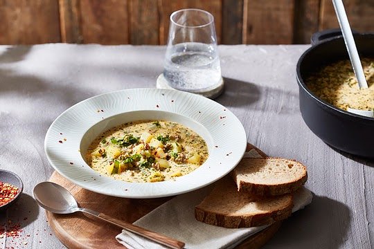 Die toskanische Kartoffelsuppe verbindet winterliche Zutaten mit mediterraner W&uuml;rze. (Foto: KMG/die-kartoffel.de)