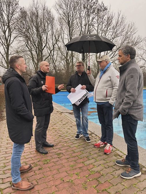 Staatssekret&auml;r f&uuml;r Sport und Ehrenamt M&ouml;ller (2. von links) bei Vor-Ort-Termin (Foto: privat)