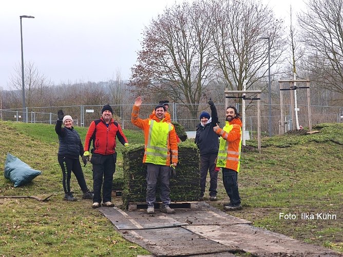 Die Blumenzwiebeln sind in der Erde. (Foto: Ilka K&uuml;hn)