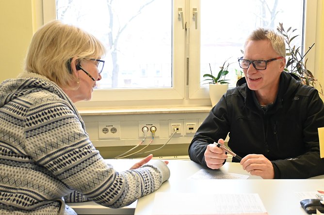 Katrin Ruth (Arbeitsvermittlerin) und Dirk Thiemrodt (Elektroniker � Betriebstechnik) im Gespr&auml;ch (Foto: Agentur f&uuml;r Arbeit Th&uuml;ringen Nord)