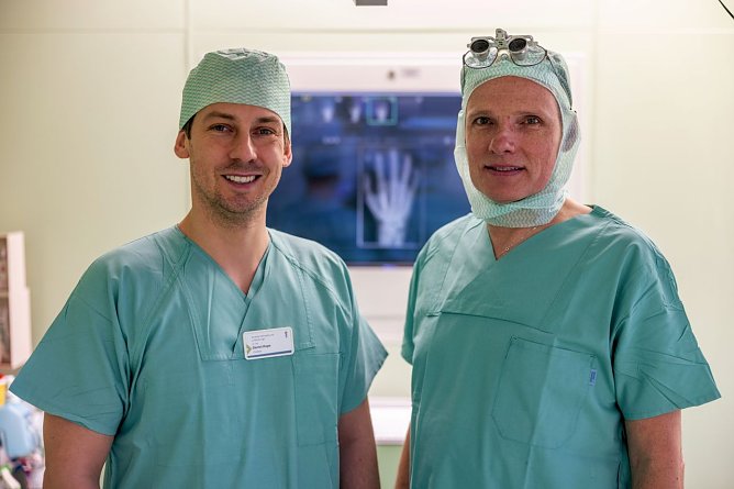 Chefarzt Dr. med. Daniel Hupe der Klinik f&uuml;r Chirurgie III � Orthop&auml;die und Unfallchirurgie und Sektionsleiter Dr. med. Martin Gehrold. (Foto: Eichsfeld Klinikum/Abashishvili)