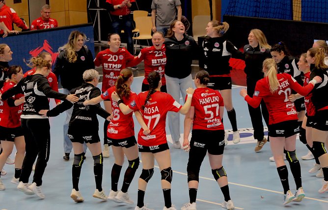 Jubeltraube nach Abpfiff: Der Thüringer HC steht wieder im Final4 (Foto: Eva Maria Wiegand) Jubeltraube nach Abpfiff: Der Thüringer HC steht wieder im Final4 (Foto: Eva Maria Wiegand)