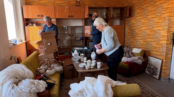 Das Wohnzimmer ist fast schon wieder im Original eingeräumt. (Foto: René Weißbach) Das Wohnzimmer ist fast schon wieder im Original eingeräumt. (Foto: René Weißbach)