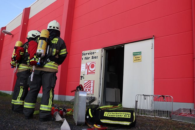 Eine Feuerwehr-Gro&szlig;&uuml;bung gab es jetzt in einem Baumarkt in Heiligenstadt.  (Foto: Maximilian D&ouml;lle)