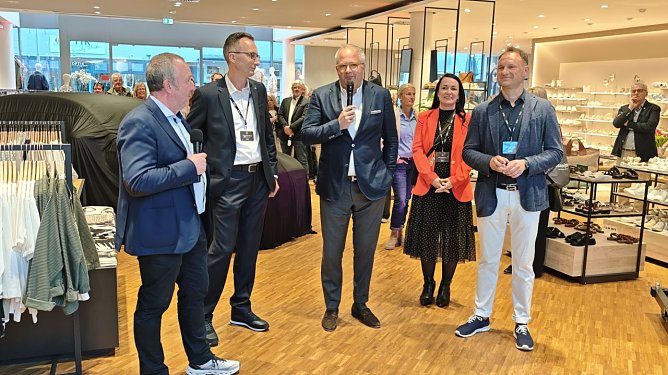 Von links: Andreas Peter, Christina Dost (beide Gesch&auml;ftsf&uuml;hrer AHP), Carsten Kr&ouml;ger (Gesch&auml;ftsf&uuml;hrer Rudolphi), J&ouml;rn Bierwisch (Verkaufsleiter Mercedes) und Moderator Ren&eacute; Pfeuffer (Foto: nnz)