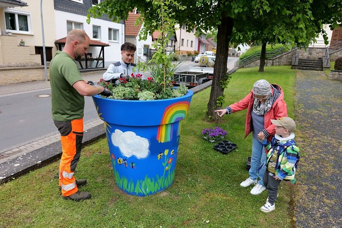 Die beiden Bauhofmitarbeiter Maurice Leineweber und Elias Krause setzten Weihrauch, Geranien, S&uuml;&szlig;kartoffel und Verbene ein. (Foto: Ren&eacute; Wei&szlig;bach)