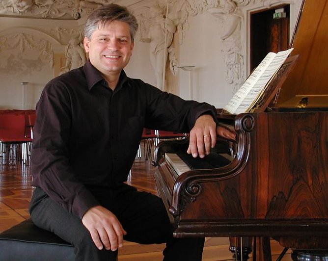 GMD am Flügel (Foto: I. Kühn) GMD am Flügel (Foto: I. Kühn)