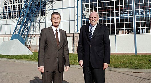 HERZLICHEN GLÜCKWUNSCH ZUM 67. (Foto: Hans-Jürgen Schmidt) HERZLICHEN GLÜCKWUNSCH ZUM 67. (Foto: Hans-Jürgen Schmidt)