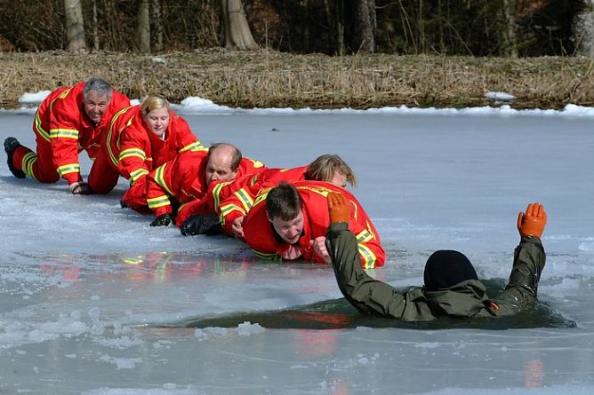 Auf dünnem Eis (Foto: DLRG) Auf dünnem Eis (Foto: DLRG)