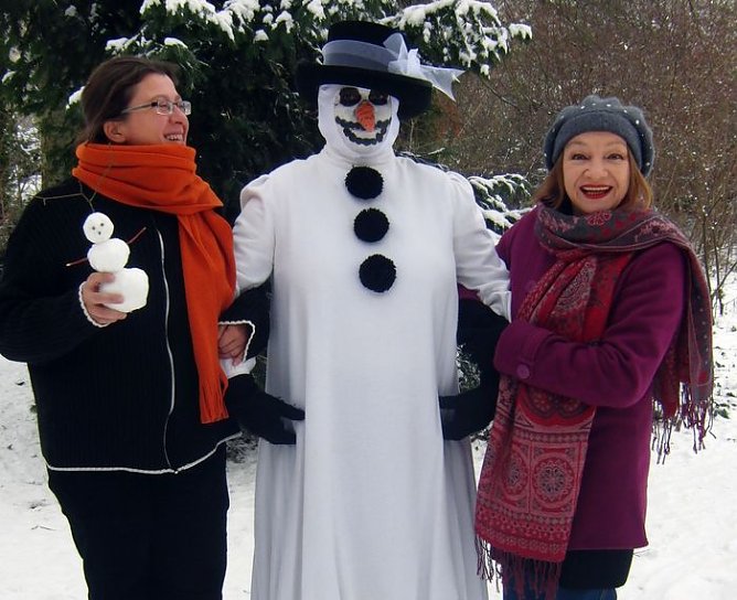 Schneemann und zwei Frauen (Foto: I. K&uuml;hn)