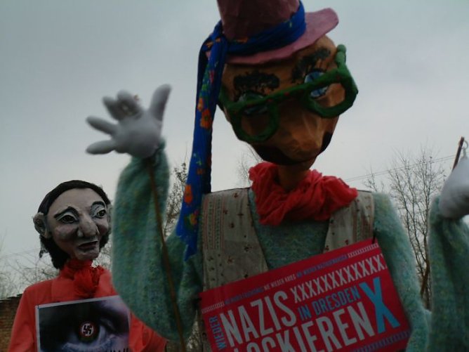 Bunter Protest am Blockadepunkt (Foto: Anonymus)