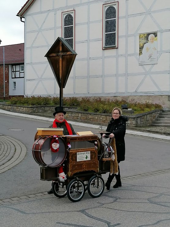 Bild: Wilhelm Reimann mit seiner Tochter Franziska Nu&szlig;baum vor der katholischen Kirche St. Dionysius in Hundeshagen.