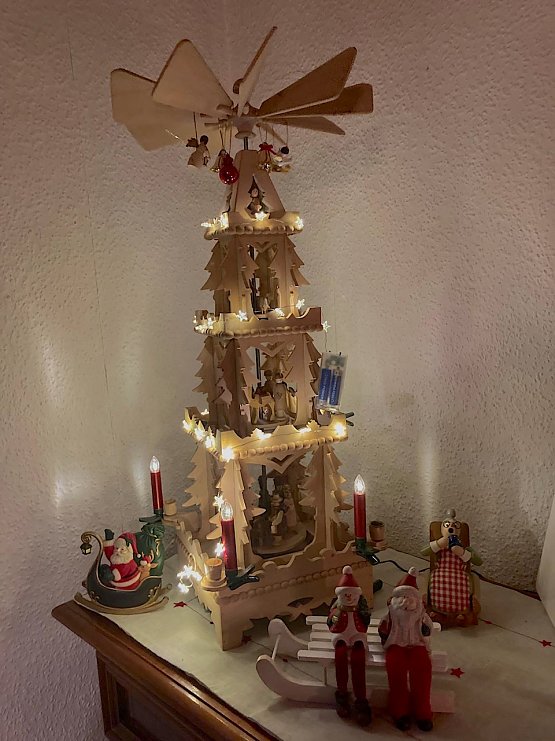 Bild: Leuchtende Weihnachtspyramide in der Adventszeit