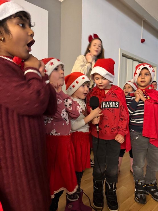 Bild: Die Bonifatius Kinder zu Besuch im Pflegeheim